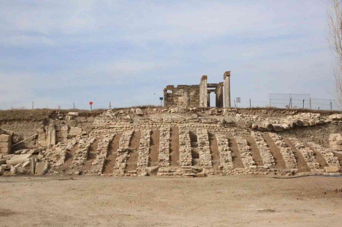 Vali Çelik: “Aizanoi Antik Kenti, Hayata Dönüyor”