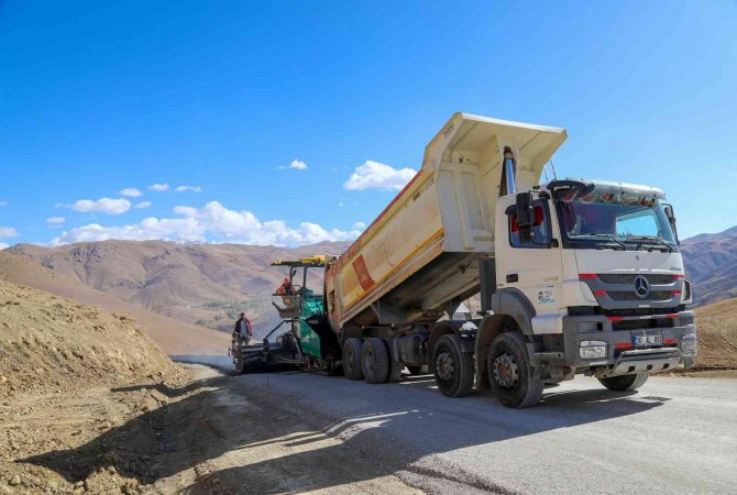 Başkale’ye 25 Kilometre Sıcak Asfalt