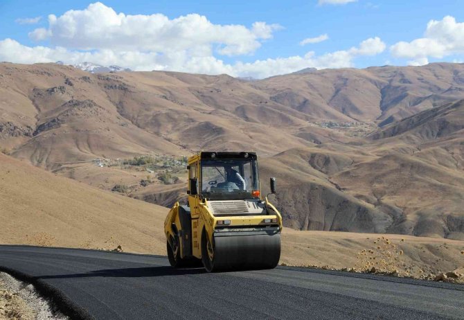 Başkale’ye 25 Kilometre Sıcak Asfalt