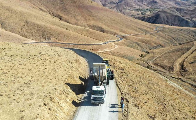 Başkale’ye 25 Kilometre Sıcak Asfalt