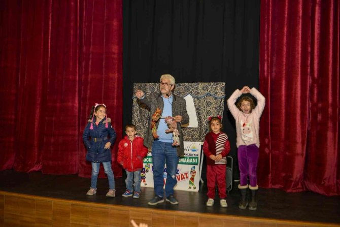 Van Büyükşehir Belediyesi Çocukları Hacivat Ve Karagöz’le Buluşturuyor