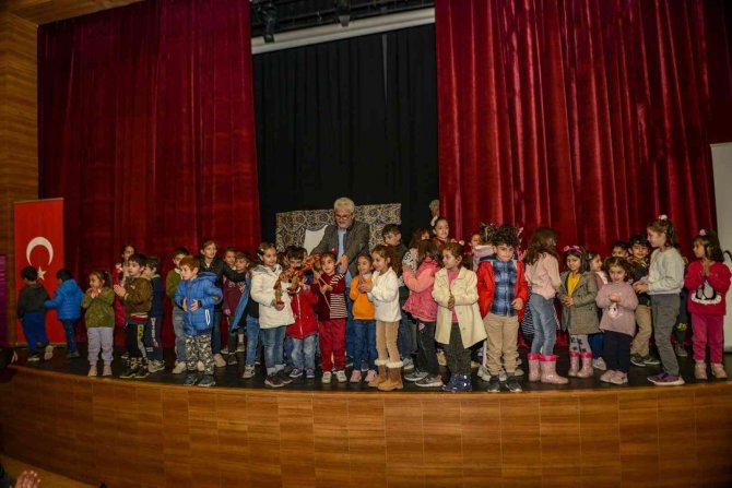 Van Büyükşehir Belediyesi Çocukları Hacivat Ve Karagöz’le Buluşturuyor