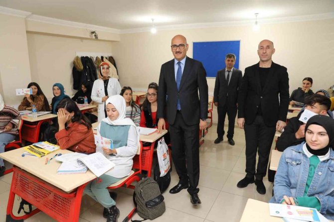 Başkan Vekili Aydın’dan Öğrencilere Hediye İnternet Paketi