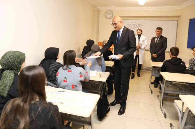 Başkan Vekili Aydın’dan Öğrencilere Hediye İnternet Paketi