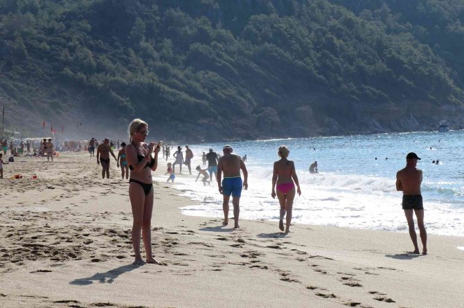 Yurtta Soğuk Hava Etkili Olurken Alanya’da Deniz Keyfi Yaptılar