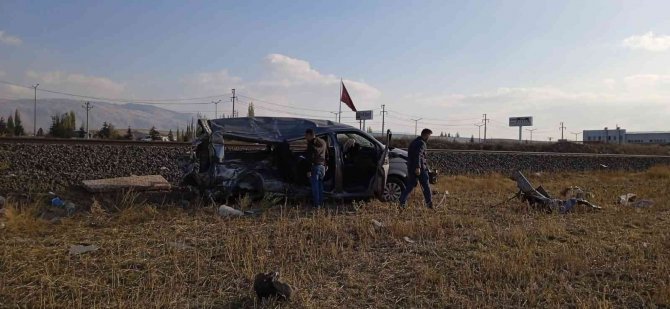 Yolcu Treni Minibüse Çarptı: 2 Yaralı