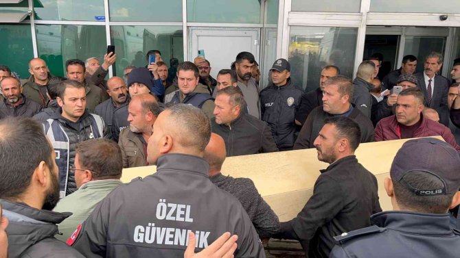 Ağrı’da Kazada Ölenlerin Cenazeleri Yakınlarına Teslim Ediliyor