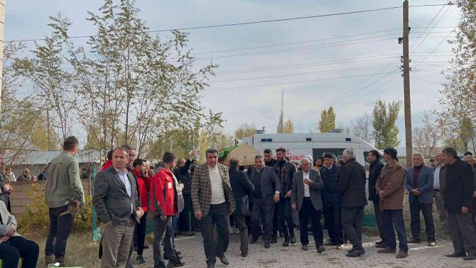 Ağrı’da Kazada Hayatını Kaybeden 16 Yaşındaki Kız Son Yolculuğuna Uğurlandı