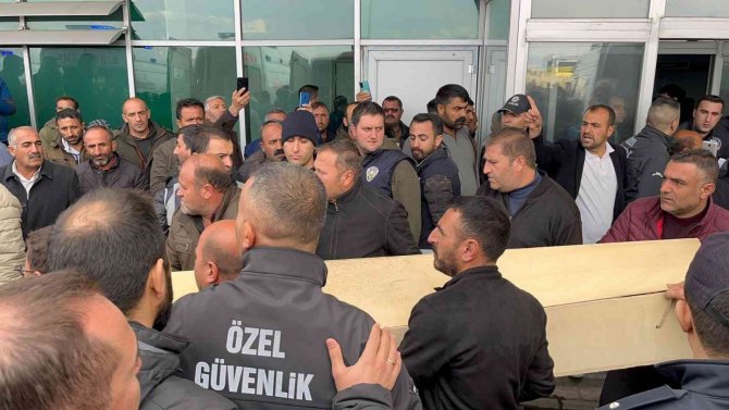 Ağrı’da Kazada Ölenlerin Cenazeleri Yakınlarına Teslim Ediliyor