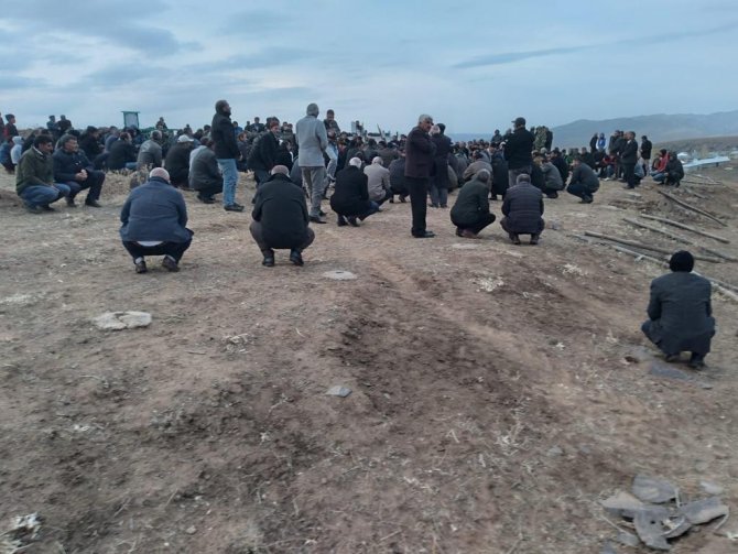 Otobüs Kazasında Hayatını Kaybeden Nevzat Taş Muradiye’de Toprağa Verildi