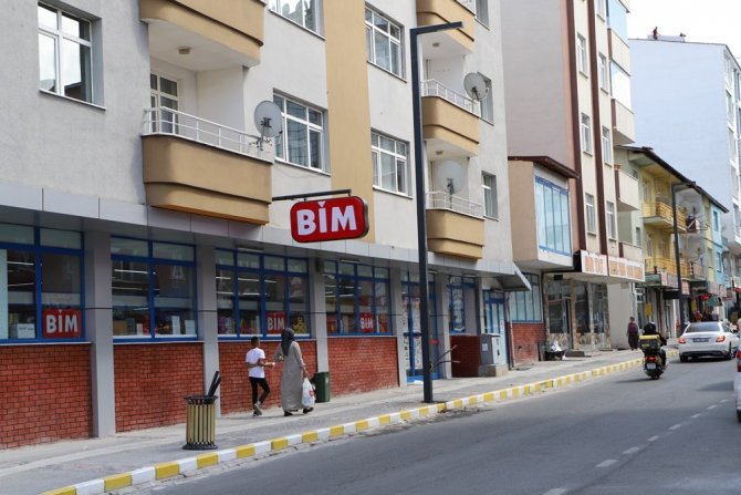 Lise Caddesi, Yeni Aydınlatma Direkleriyle Hayranlık Uyandırıyor