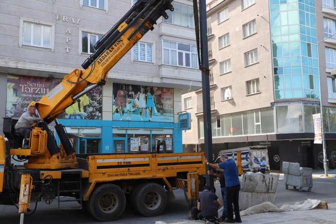 Lise Caddesi, Yeni Aydınlatma Direkleriyle Hayranlık Uyandırıyor