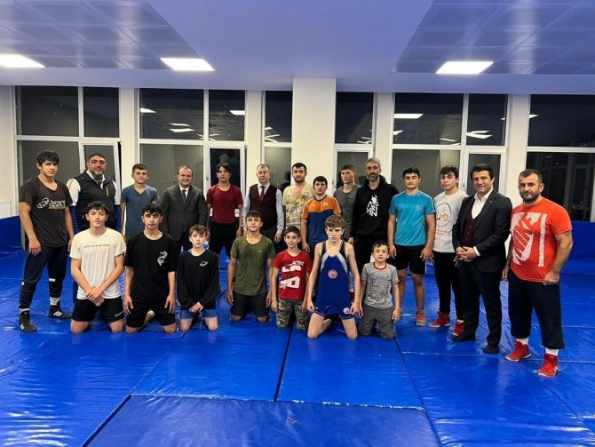 Vali, 9 Yaşındaki Sporcuyla Güreşince Ortaya İlginç Görüntüler Çıktı