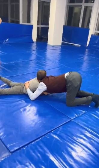 Vali, 9 Yaşındaki Sporcuyla Güreşince Ortaya İlginç Görüntüler Çıktı