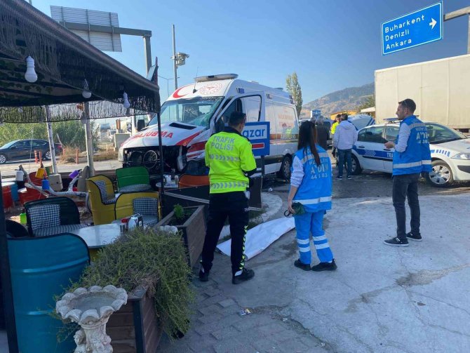 Hasta Naklinden Dönen Ambulans İle Kamyon Çarpıştı: 4 Yaralı