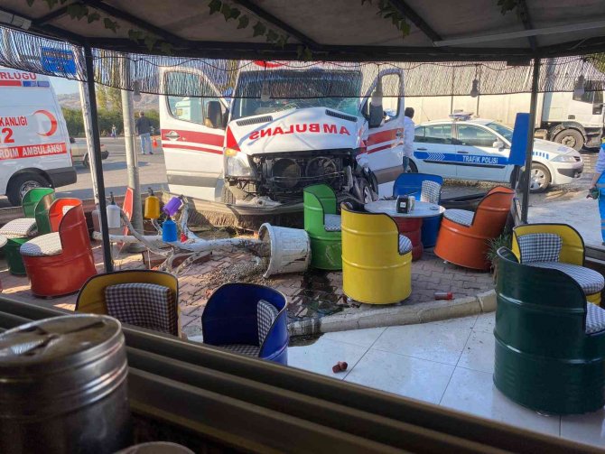 Hasta Naklinden Dönen Ambulans İle Kamyon Çarpıştı: 4 Yaralı