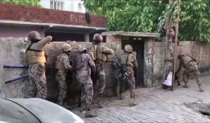 Batman’da Terör Örgütü Deaş Operasyonu: 4 Şüpheli Yakalandı