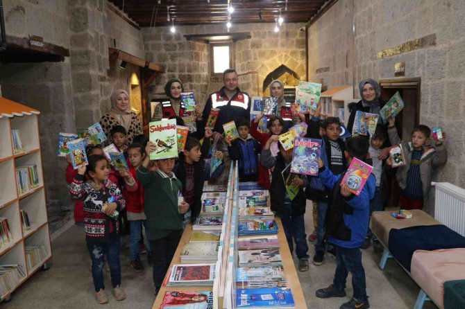 Jandarma Görevlileri Köy Öğrencileriyle Zaman Geçirdi