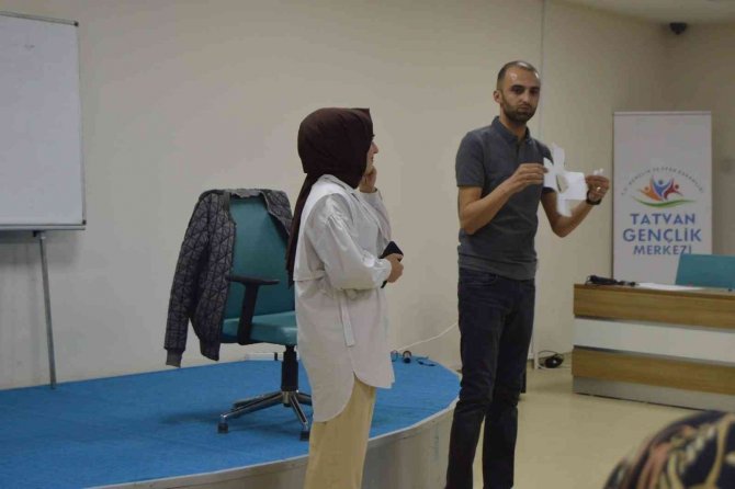 Tatvan’da “Etkili Sunum Becerileri Ve Diksiyon Eğitimi” Başladı