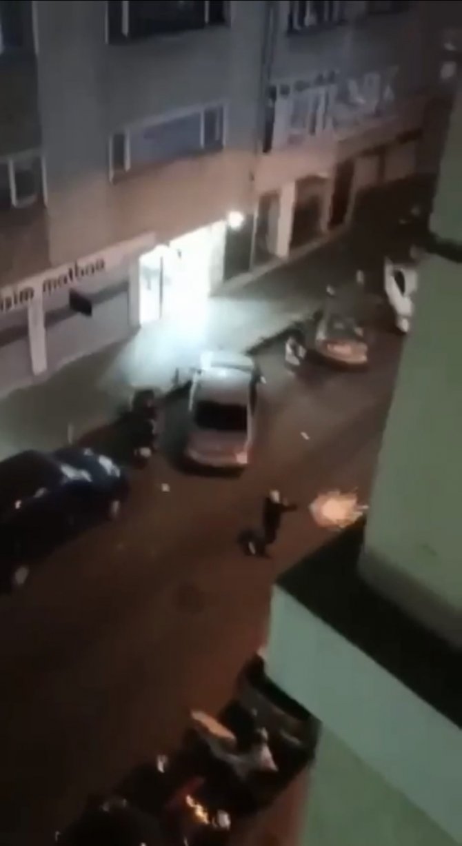 İ̇stanbul’da Dehşet Anları Kamerada: Cadde Ortasında Silahla 2 Kişiyi Vurdu