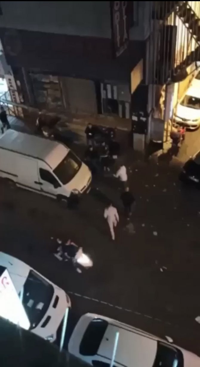 İ̇stanbul’da Dehşet Anları Kamerada: Cadde Ortasında Silahla 2 Kişiyi Vurdu