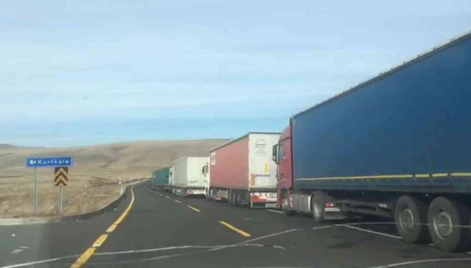 Çıldır-aktaş Gümrük Kapısı’nda Tır Kuyruğu Bitmiyor