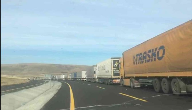 Çıldır-aktaş Gümrük Kapısı’nda Tır Kuyruğu Bitmiyor