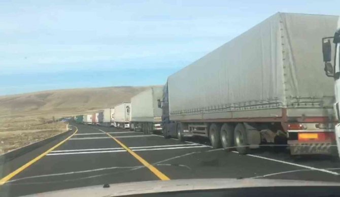 Çıldır-aktaş Gümrük Kapısı’nda Tır Kuyruğu Bitmiyor