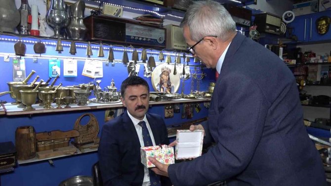 Osmanlı’dan Günümüze Kadar Ulaşan Yüzlerce Antikayı İş Yerinde Sergiliyor