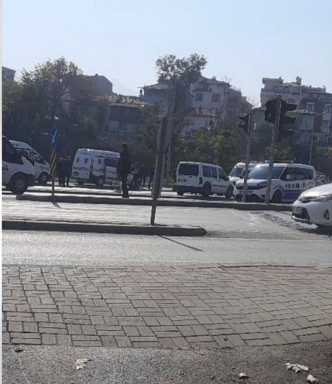 Eşini Yaralayıp Aynı Silahla Canına Kıydı