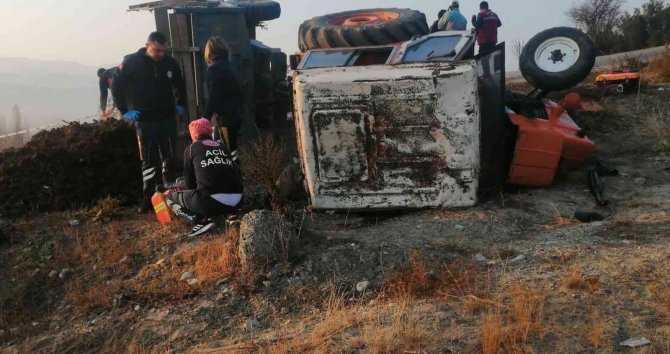 Devrilen Traktörün Altında Kalan 4 Çocuk Babası Çiftçi Hayatını Kaybetti