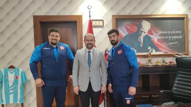 Gösteri Yapmak İçin Geldikleri İlçeyi Dünyada Temsil Ediyorlar