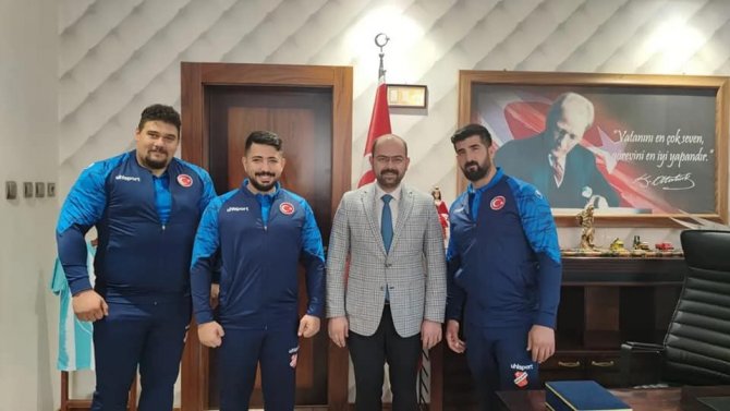 Gösteri Yapmak İçin Geldikleri İlçeyi Dünyada Temsil Ediyorlar