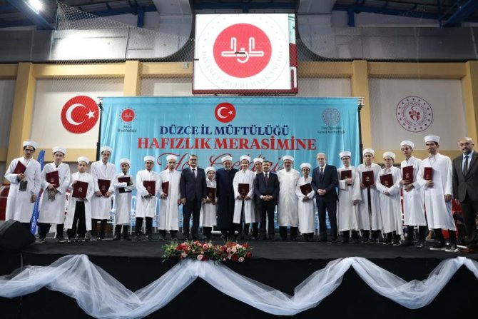 Düzce’de 497 Hafız Dualarla İcazet Belgelerini Aldı