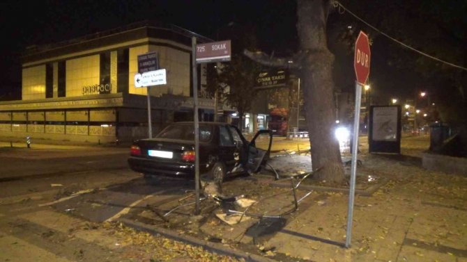 Otomobil Ağaca Çarptı, Şoförü Aracı Bırakıp Kaçtı