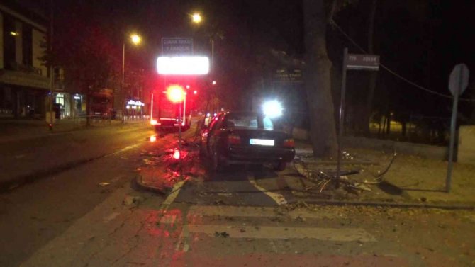 Otomobil Ağaca Çarptı, Şoförü Aracı Bırakıp Kaçtı