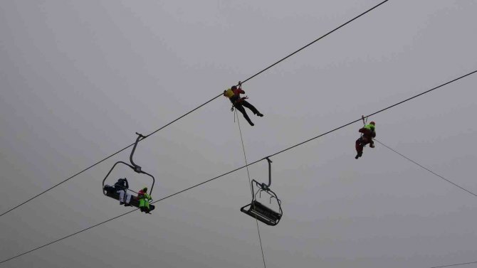 Erciyes’te Gerçeğini Aratmayan Tatbikat: Teleferikte Mahsur Kalanlar Kurtarıldı