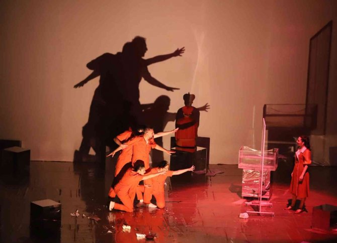 Nevü’de ‘Hiç Kimse’ Adlı Tiyatro Oyunu Sahnelendi