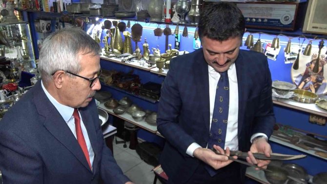 Osmanlı’dan Günümüze Kadar Ulaşan Yüzlerce Antikayı İş Yerinde Sergiliyor