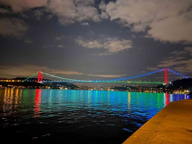 İ̇stanbul’da Köprüler Azerbaycan Bayrağının Renkleriyle Işıklandırıldı