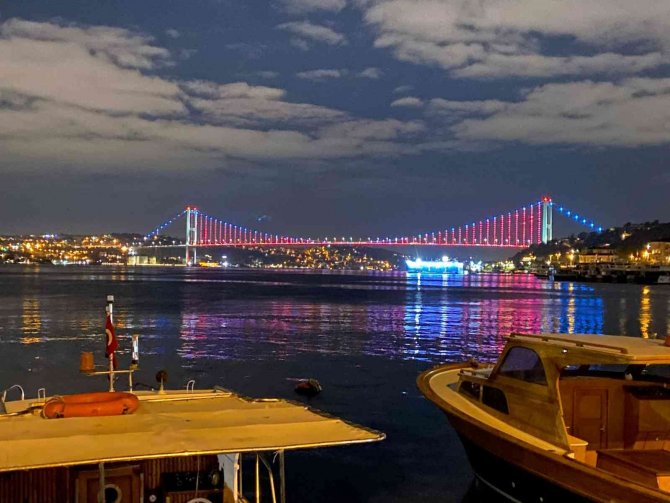 İ̇stanbul’da Köprüler Azerbaycan Bayrağının Renkleriyle Işıklandırıldı