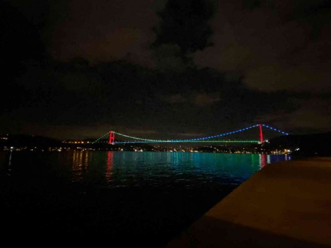 İ̇stanbul’da Köprüler Azerbaycan Bayrağının Renkleriyle Işıklandırıldı