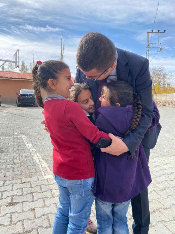Kağızman’da Çocukların Kaymakam Sevgisi