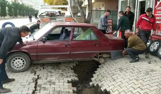Kaldırımın Çökme Anı Kamerada