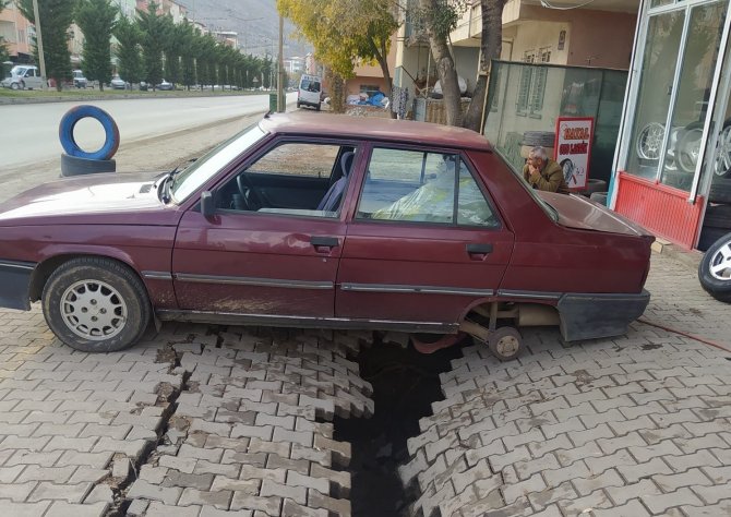 Kaldırımın Çökme Anı Kamerada