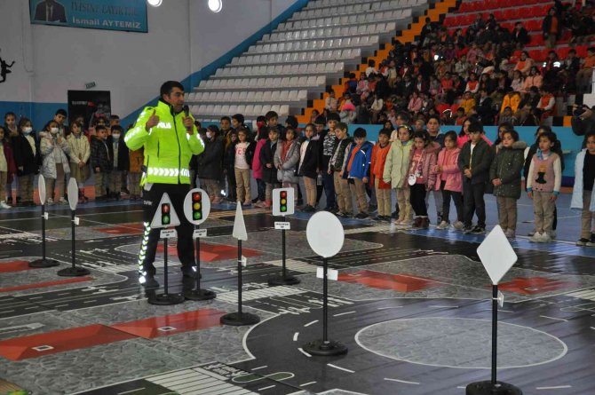 Kars’ta 600 Öğrenciye Trafik Kuralları Anlatıldı