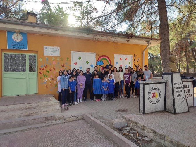 Üniversitelilerden "Benim Okulum Benim İ̇zim" Projesi