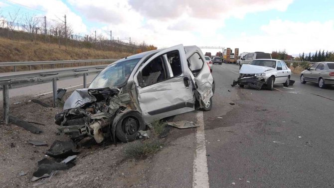 Kaza Yapan Araçlara Çarpmamak İçin Bariyerlere Daldı: 2’si Çocuk 5 Yaralı