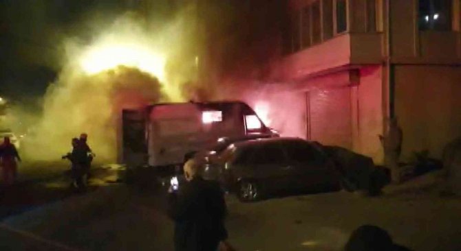 Boya Yaparken Servis Aracı Alev Topuna Döndü, Yangın Minibüse Ve Binaya Sıçradı