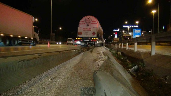 Lpg Yüklü Tanker Kaza Yaptı, Patlamaması Faciayı Önledi